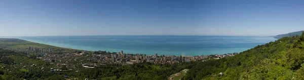    Plajda şehir, dağdan manzara (Abhazya)