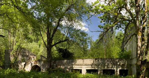 Ritsa Gölü kıyısındaki bir evin kalıntıları.