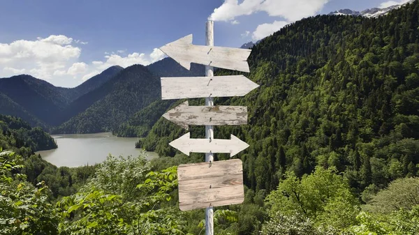 Bir dağ manzarasının arka planında bir yol işaretinin (boş bir şablon) 3B çizimi