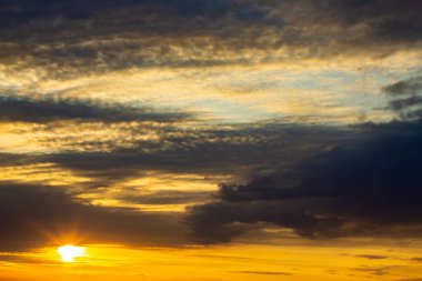 Dramatik gün batımı bulutları, akşam gökyüzü, arka plan.