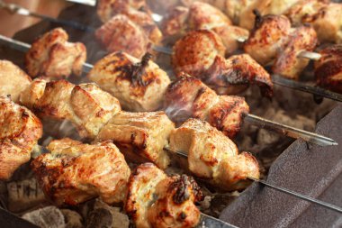 Metal şişler üzerinde et kebabı. Kömür ızgarası, piknik. Yakın çekim, seçici fokus.