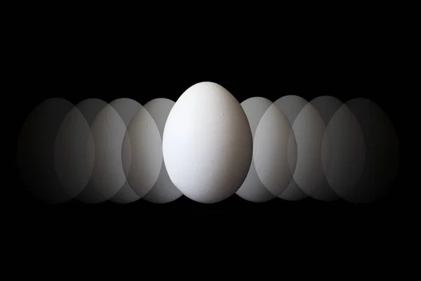 中央の白い鶏の卵と卵のパターン 黒い背景のコラージュ クローズアップ コラージュ — ストック写真