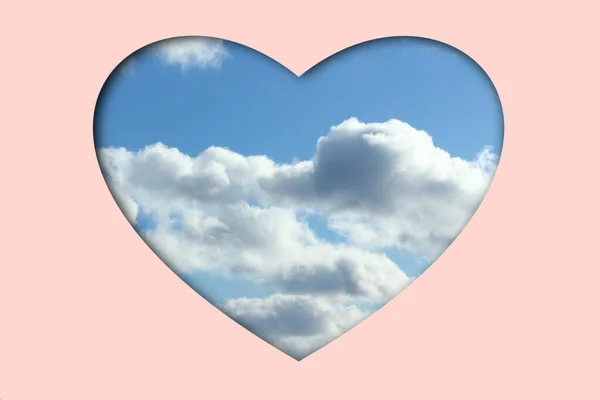 Cielo Azul Con Nubes Forma Corazón Sobre Fondo Rosa Pastel — Foto de Stock