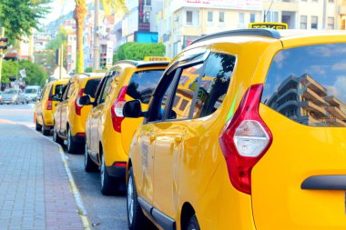 Alanya, Türkiye 30 Mayıs 2019. Şehir merkezinin yakınındaki caddede bir grup taksi arabası kuyruğa girdi..