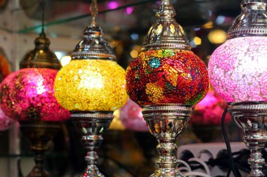 Türk doğulu geleneksel el yapımı mozaik lambaları, seçici fokus.