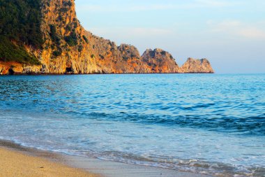 Akşamın erken saatlerinde Alanya Türkiye 'de deniz ve Kleopatra plajı.