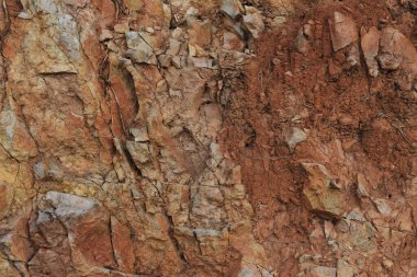 Doğuştan çatlak koyu kahverengi taş, dokusu yakın..