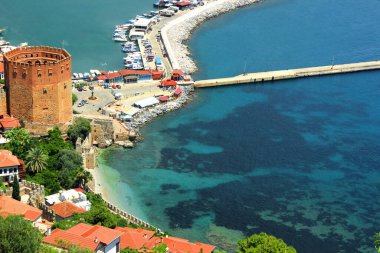 Türkiye 'nin Alanya kentinde yüksek dağları olan panoramik manzara ve Kızıl Kule.