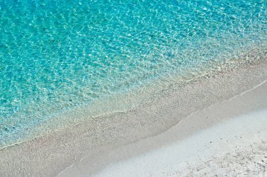 Turkuaz deniz dalgaları ve beyaz kum, Akdeniz. Yukarıdan görüntüle.