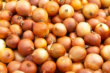 Piyasada taze soğan yığını, arka plan .