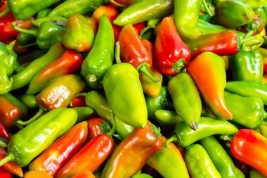 Kırmızı ve yeşil biber yığını, arka plan..