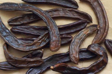  Kahverengi kağıdın arka planında keçiboynuzu kabukları.