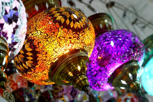 Oryantal Renkli Türk Yapımı Mozaik Lambalar Yakın Çekim Seçici Fokus — Stok fotoğraf