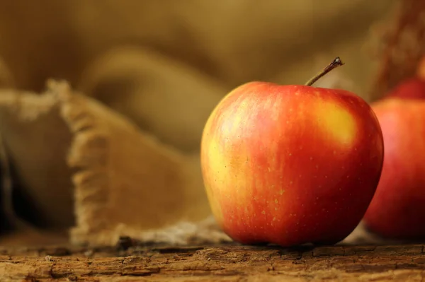 Rojo Manzana Amarilla Tela Áspera Están Sobre Fondo Madera Primer —  Fotos de Stock