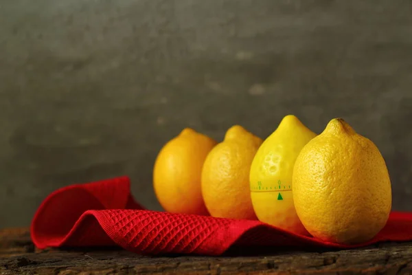 Limões Frutas Temporizador Forma Limão Estão Mesa Madeira Velha Com — Fotografia de Stock