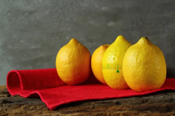 Жовті Лимони Фрукти Таймер Вигляді Лимона Знаходяться Старому Дерев Яному — стокове фото