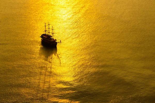 Vintage Πλοίο Ιστιοπλοΐα Στην Ήρεμη Χρυσή Θάλασσα Στο Ηλιοβασίλεμα Εναέρια — Φωτογραφία Αρχείου