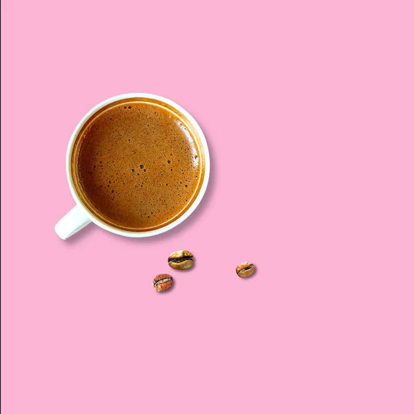 一杯咖啡和金豆粉红背景顶景 简约风格 — 图库照片