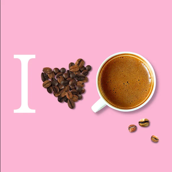 一杯咖啡 字母I 红豆和金豆的心脏粉红背景色 简约风格 — 图库照片