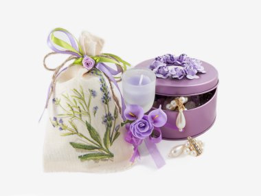 Menekşe taş kutusunda, yapay çiçekler ve keten çanta ile dekore edilmiş cam aroma mum güzel muhteşem altın küpeler