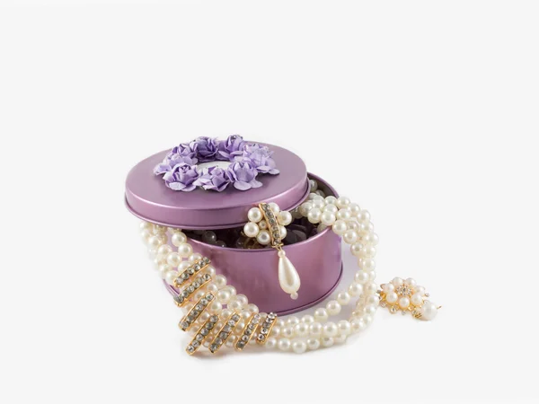 Mooie prachtige gouden earings en ketting in violet edelsteen vak — Stockfoto