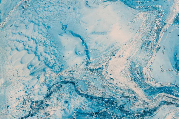 Blå marmorering konsistens. Kreativ bakgrund med abstrakt olja målade vågor, handgjorda yta. Flytande färg. Visa från rymden. — Stockfoto