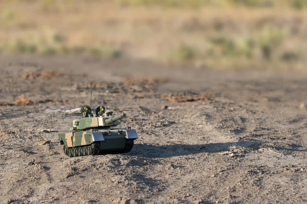 Tank v poušti — Stock fotografie