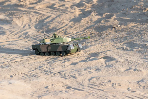 Tank v poušti na střeleckých pozic — Stock fotografie