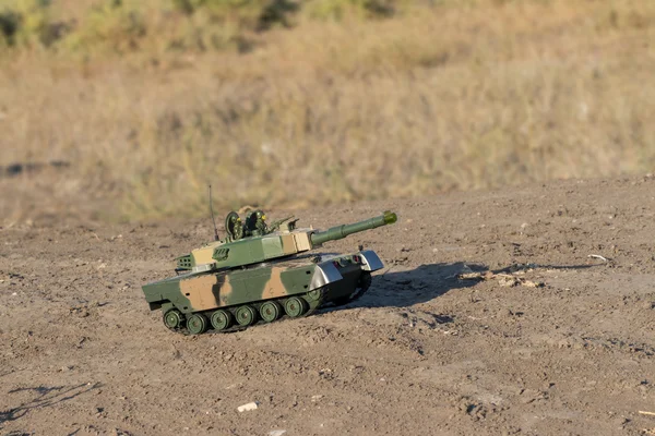 Corridas de tanques através do deserto — Fotografia de Stock