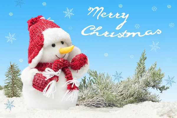 Karte mit Schneemann in roter Mütze und Schal auf blauem Hintergrund und fallenden Schneeflocken. Urlaubskonzept für frohe Weihnachten mit Inschrift — Stockfoto