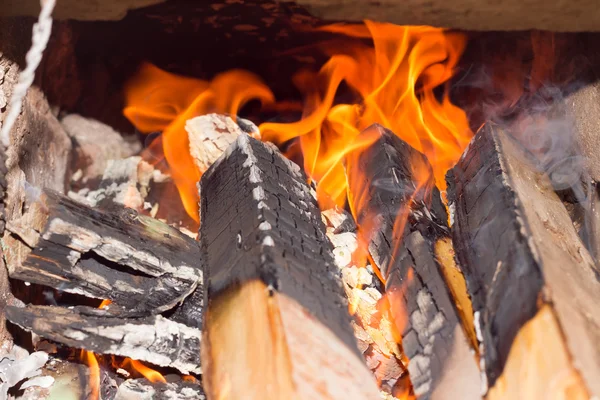 Brennholz lodert im Ofen aus Ziegel.Alternative Energie sauer — Stockfoto