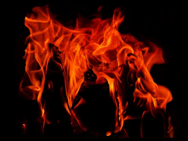 Rote glühende Flammen auf schwarzem Hintergrund — Stockfoto