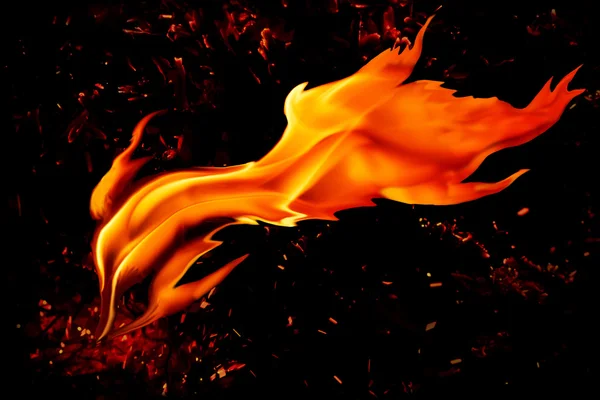 Glühende Flamme auf glühendem und schwarzem Hintergrund — Stockfoto