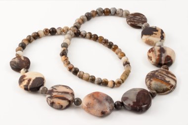 Beyaz arka plan üzerinde fosil jasper portre renkli boncuk