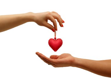 tatlı kızın elini veren kırmızı kalp el adam, üzerinde beyaz izole