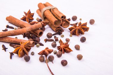 Beyaz ahşap tahta üzerinde dağılmış baharat