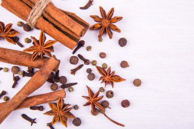 Tarçın ve Beyaz ahşap tahta üzerinde bir anason baharat kompozisyonu