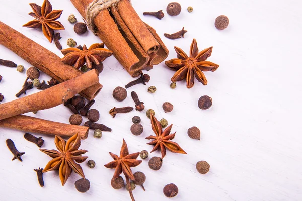 Baharat beyaz ahşap tahtası, üstten görünüm kompozisyon