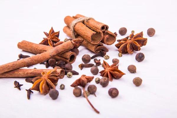 Baharat beyaz ahşap tahta üzerinde kompozisyon