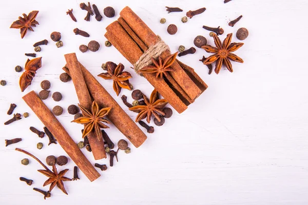 Beyaz zemin üzerinde bir üçgen şeklinde dağılmış baharat