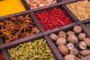 Kırmızı biber ve baharat mezarda