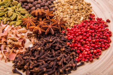 Tarçın, anason, anason ağaç, biber, kakule, baharatlar, zencefil, yuvarlak, Beyaz ahşap plaka üzerinde bir karanfil