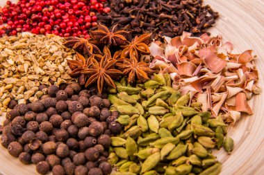 Tarçın, anason, anason ağaç, biber, kakule, baharatlar, zencefil, karanfil beyaz ahşap plaka üzerinde