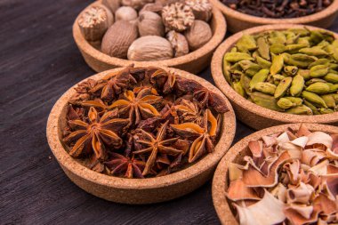 Küçük Hindistan cevizi, anason, karanlık bir arka plan yuvarlak formlarda kakule