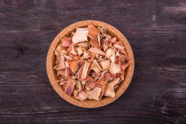 Limon sorgum koyu ahşap tahta üzerinde yuvarlak bir form