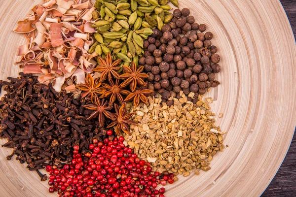 Anise, pimienta, cardamomo en una tabla de madera blanca — Foto de Stock