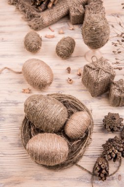 Paskalya yumurtaları büyük ve küçük bir ışık gemide