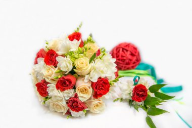 Sarı ve kırmızı güller ile buket düğün