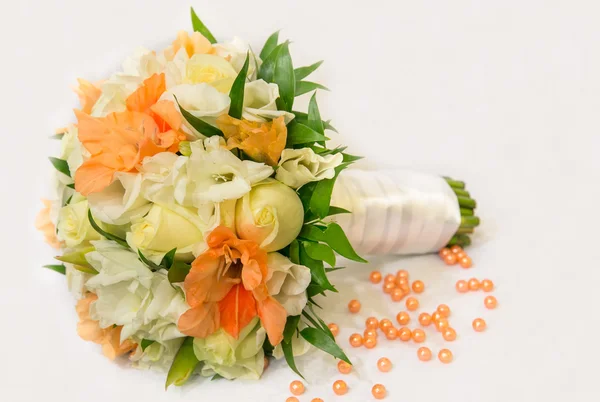 Bouquet de mariage avec des fleurs orange et une perle — Photo