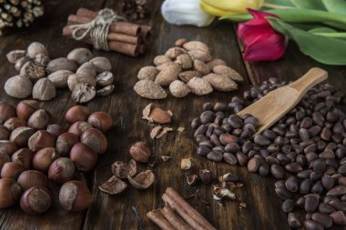 Badem, muscat, fındık ve çam fıstığı laleler koyu bir ahşap zemin üzerine